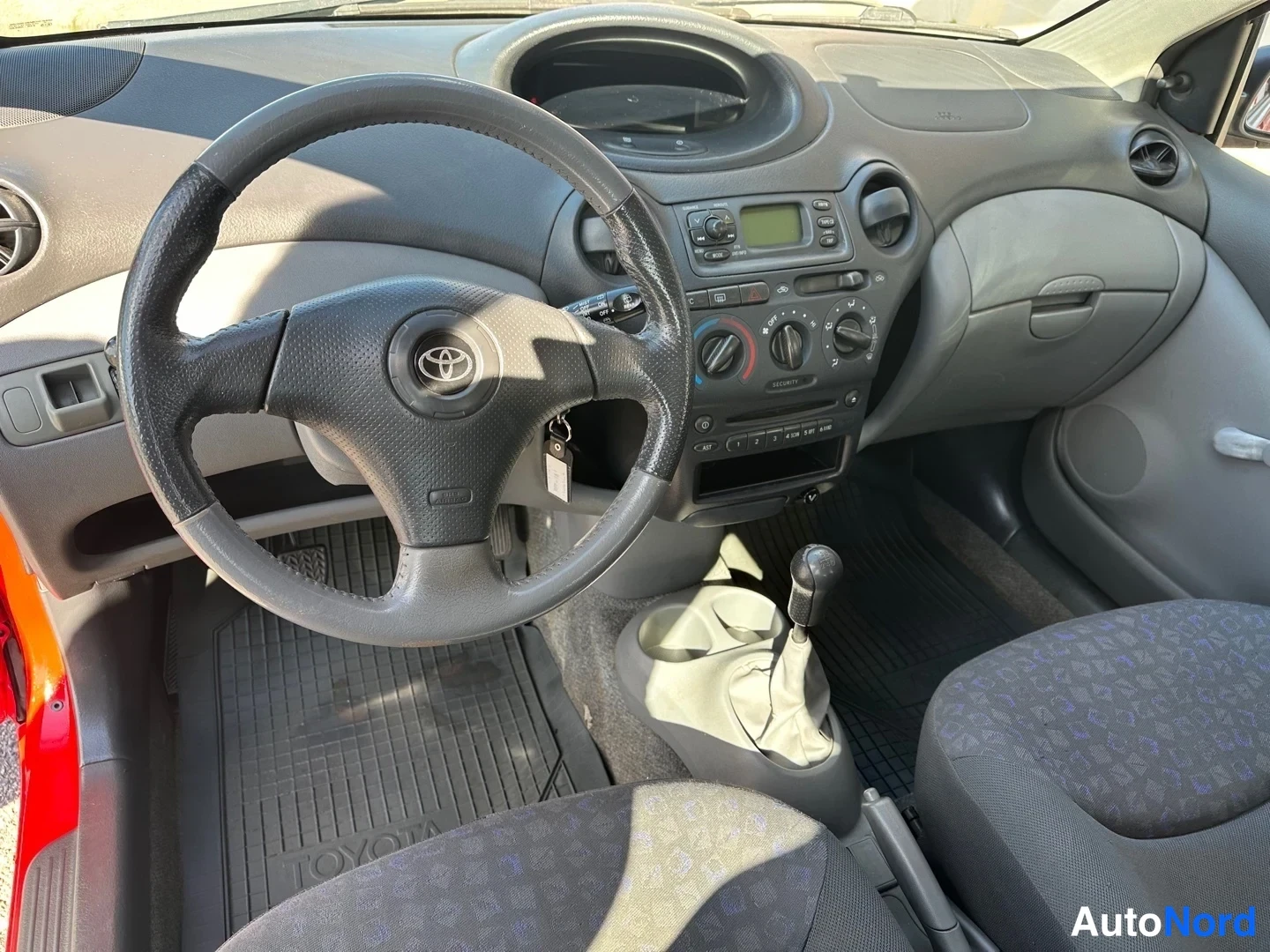 Red Toyota Yaris 2002, front, photo 5