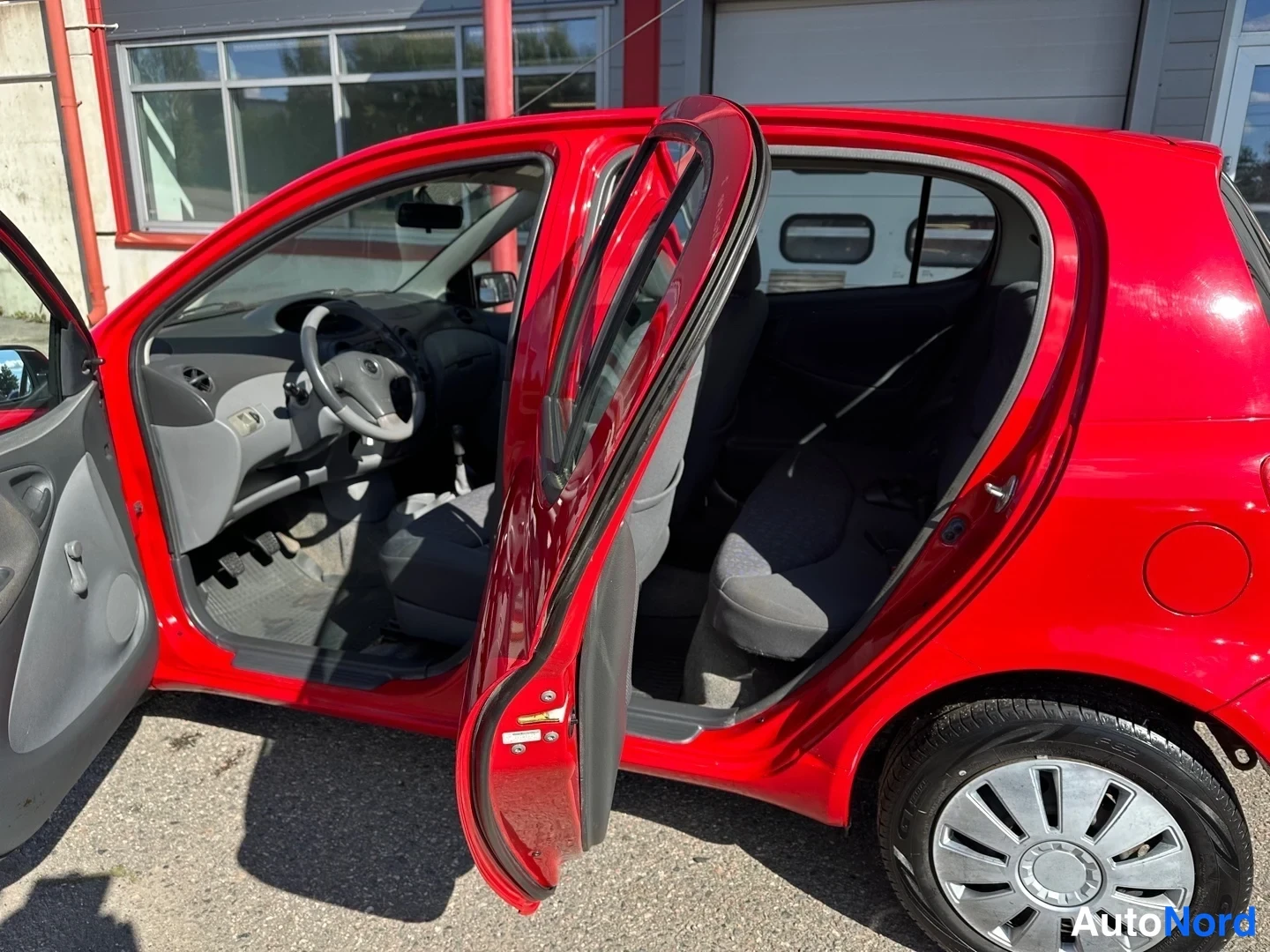 Red Toyota Yaris 2002, side, photo 7
