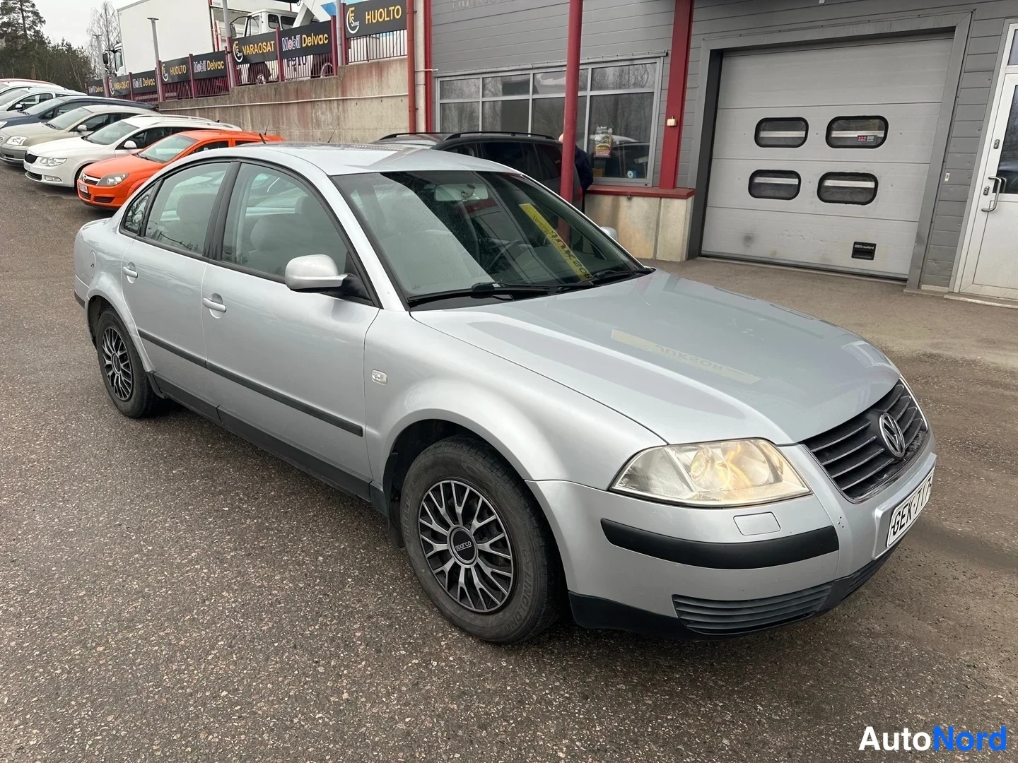 Silver Volkswagen Passat 2001, front three-quarter, nose to the right, photo 3
