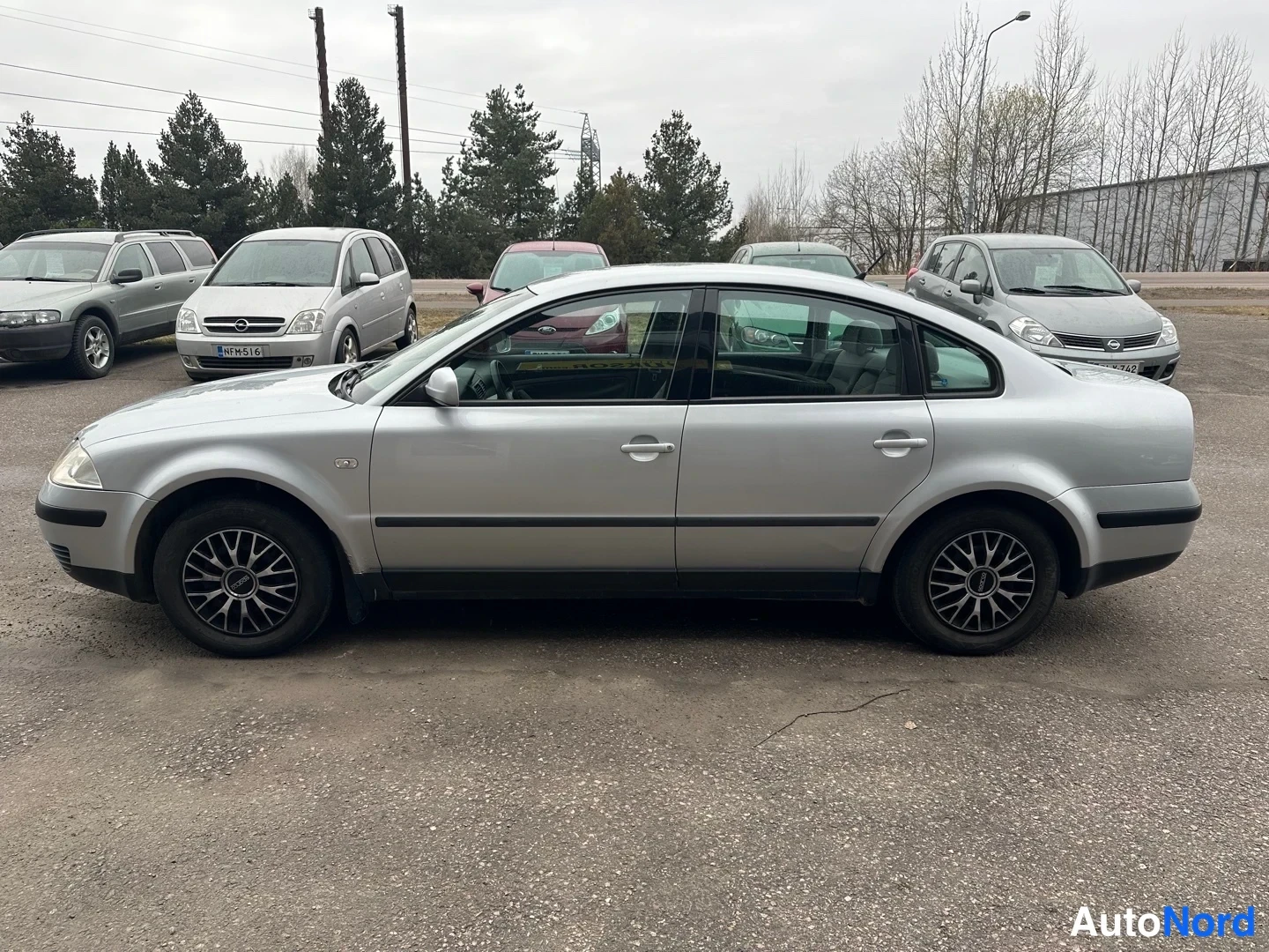 Silver Volkswagen Passat 2001, front three-quarter, nose to the left, photo 2