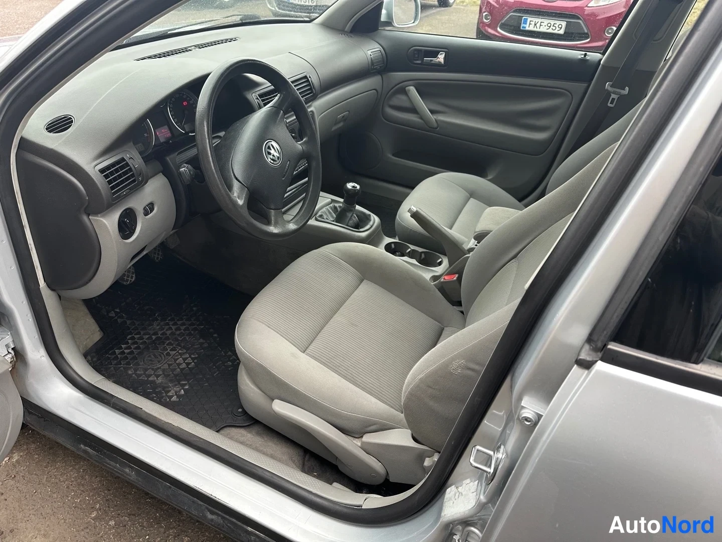 Silver Volkswagen Passat 2001, front three-quarter, nose to the right, photo 4