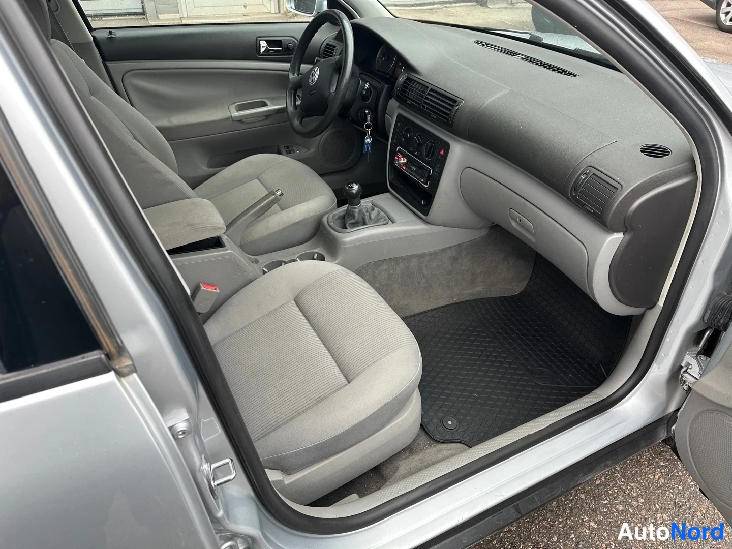 Silver Volkswagen Passat 2001, front three-quarter, nose to the right, photo 5