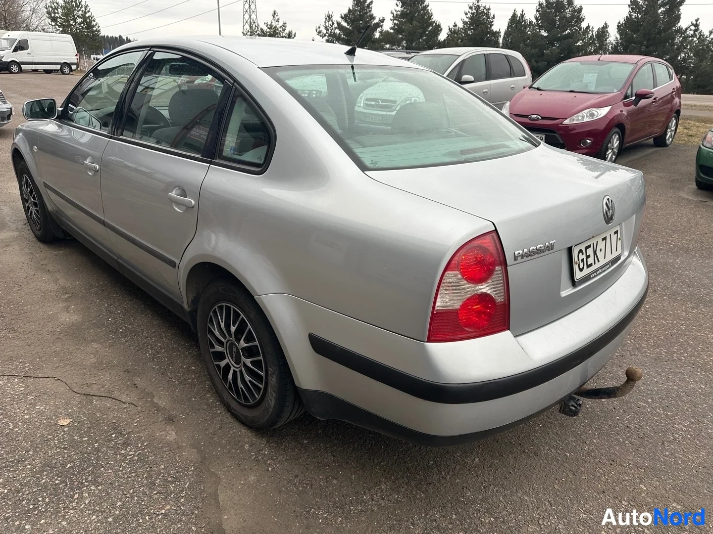 Silver Volkswagen Passat 2001, rear three-quarter, photo 12