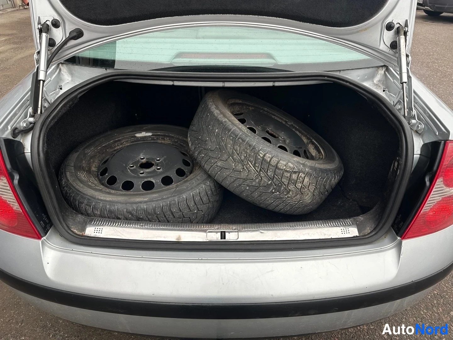 Silver Volkswagen Passat 2001, rear, photo 14