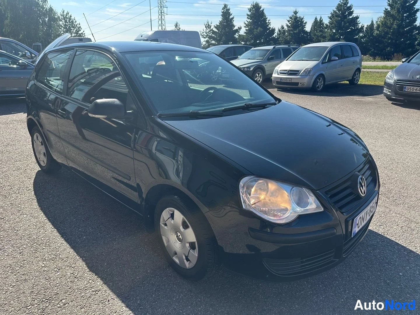 Black Volkswagen Polo 2007, front three-quarter, nose to the right, photo 2