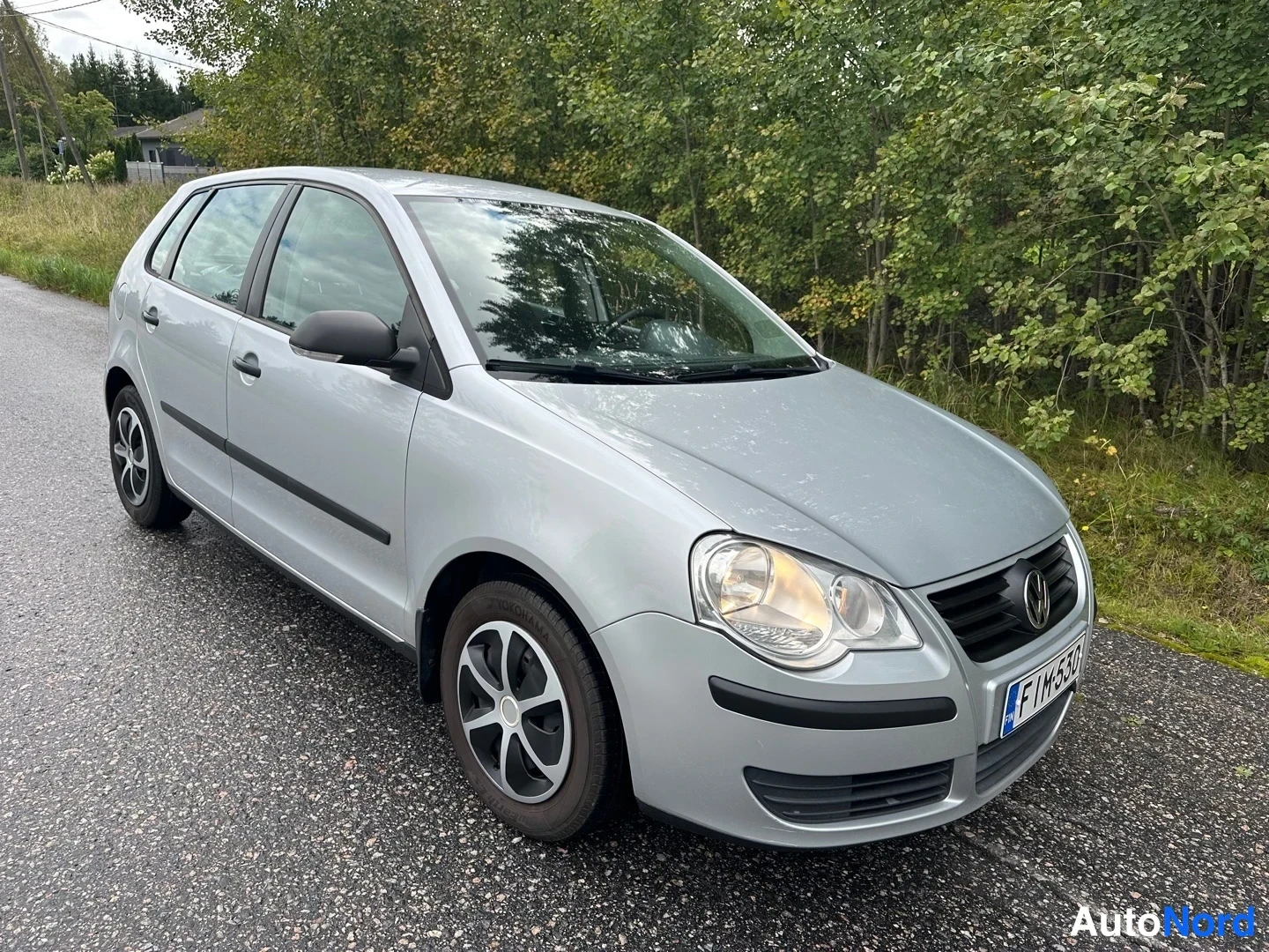 Silver Volkswagen Polo 2008, front three-quarter, nose to the right, photo 4