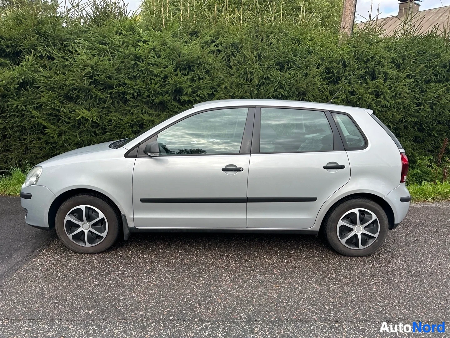 Silver Volkswagen Polo 2008, front three-quarter, nose to the left, photo 3