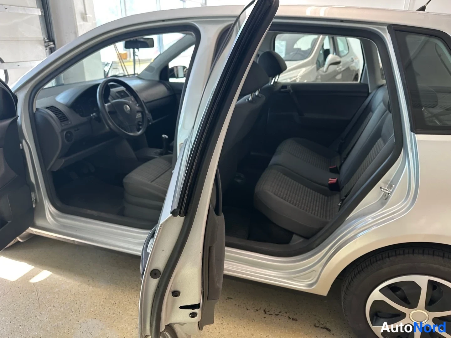 Silver Volkswagen Polo 2008, side, photo 9