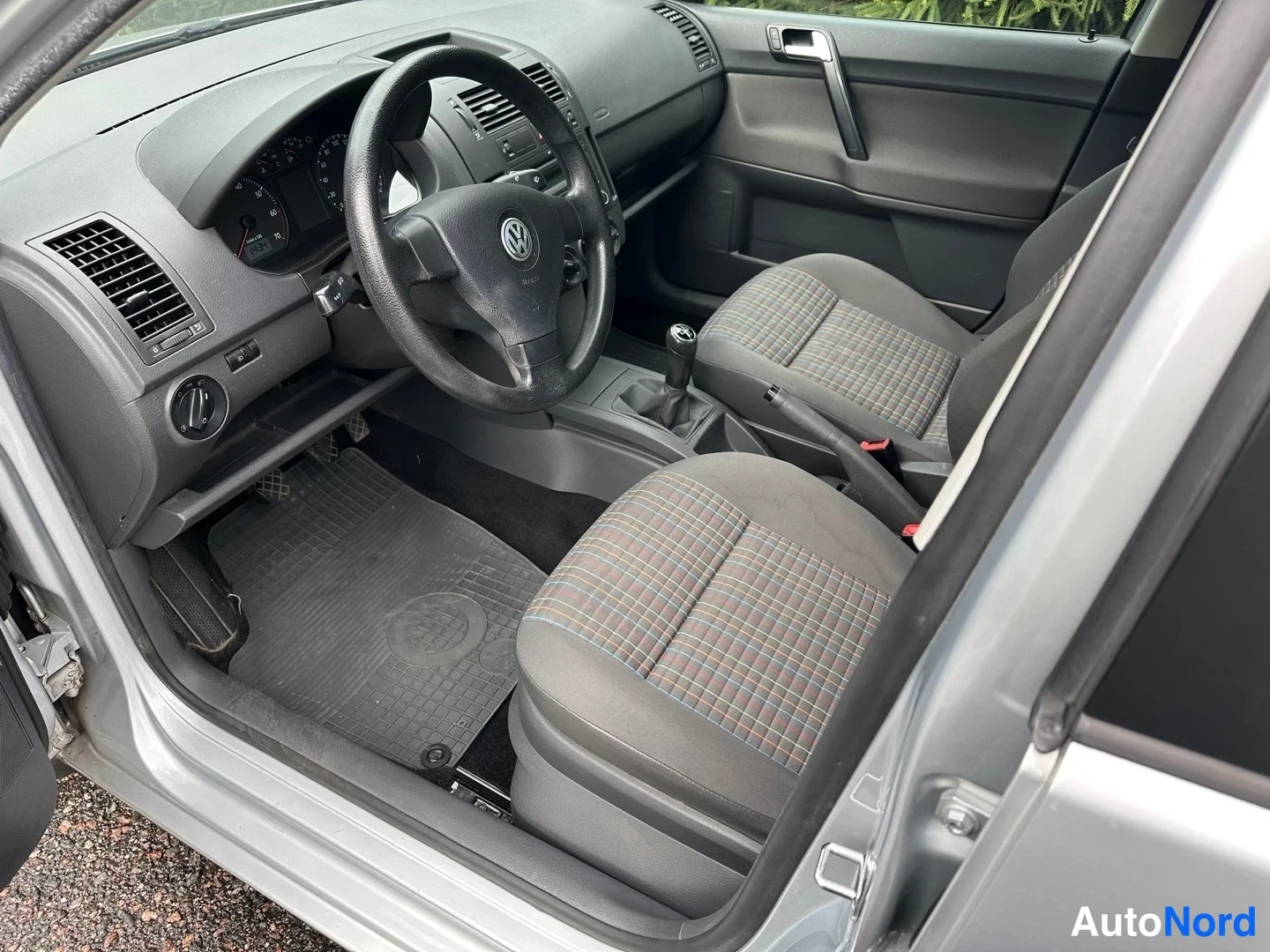 Silver Volkswagen Polo 2008, front three-quarter, nose to the left, photo 2