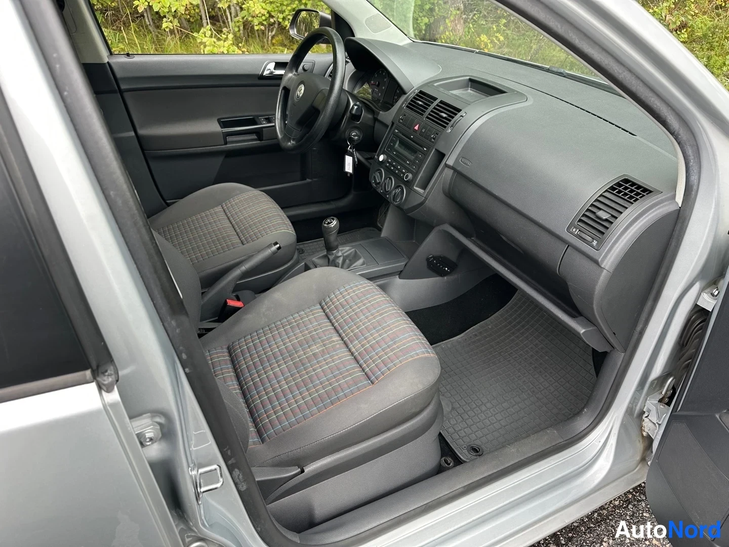 Silver Volkswagen Polo 2008, side, photo 7