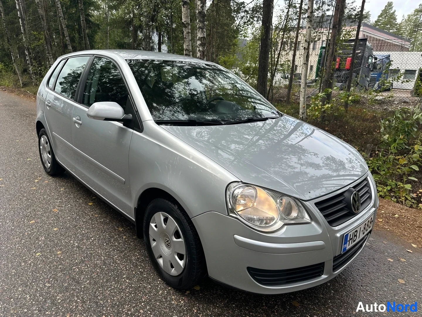 Silver Volkswagen Polo 2007, front three-quarter, nose to the right, photo 3