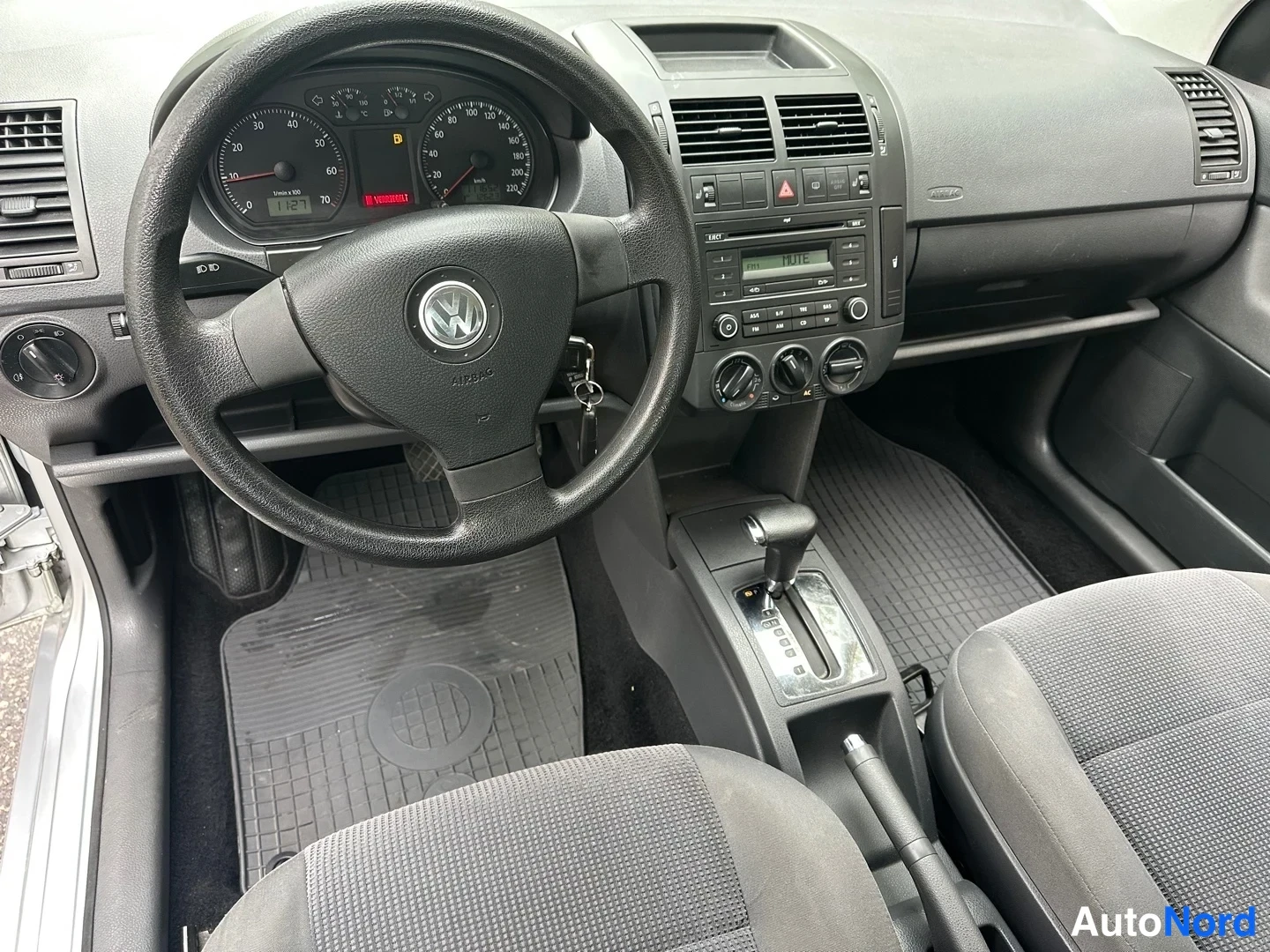 Silver Volkswagen Polo 2007, detail, photo 14