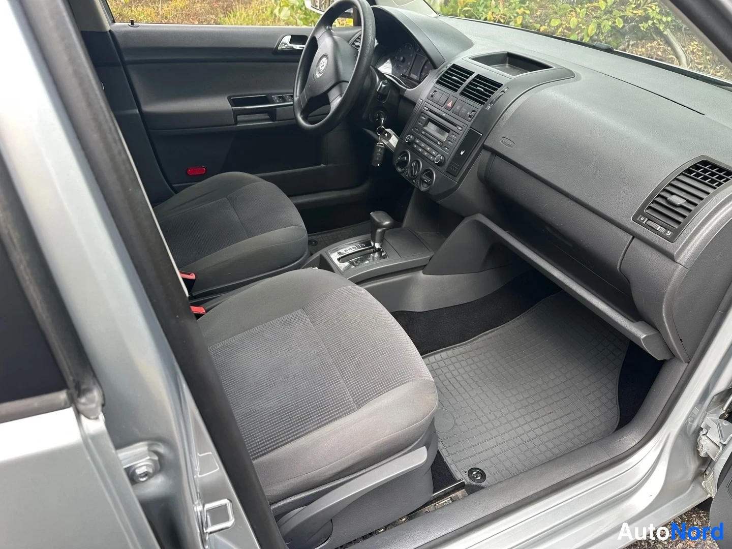Silver Volkswagen Polo 2007, side, photo 8