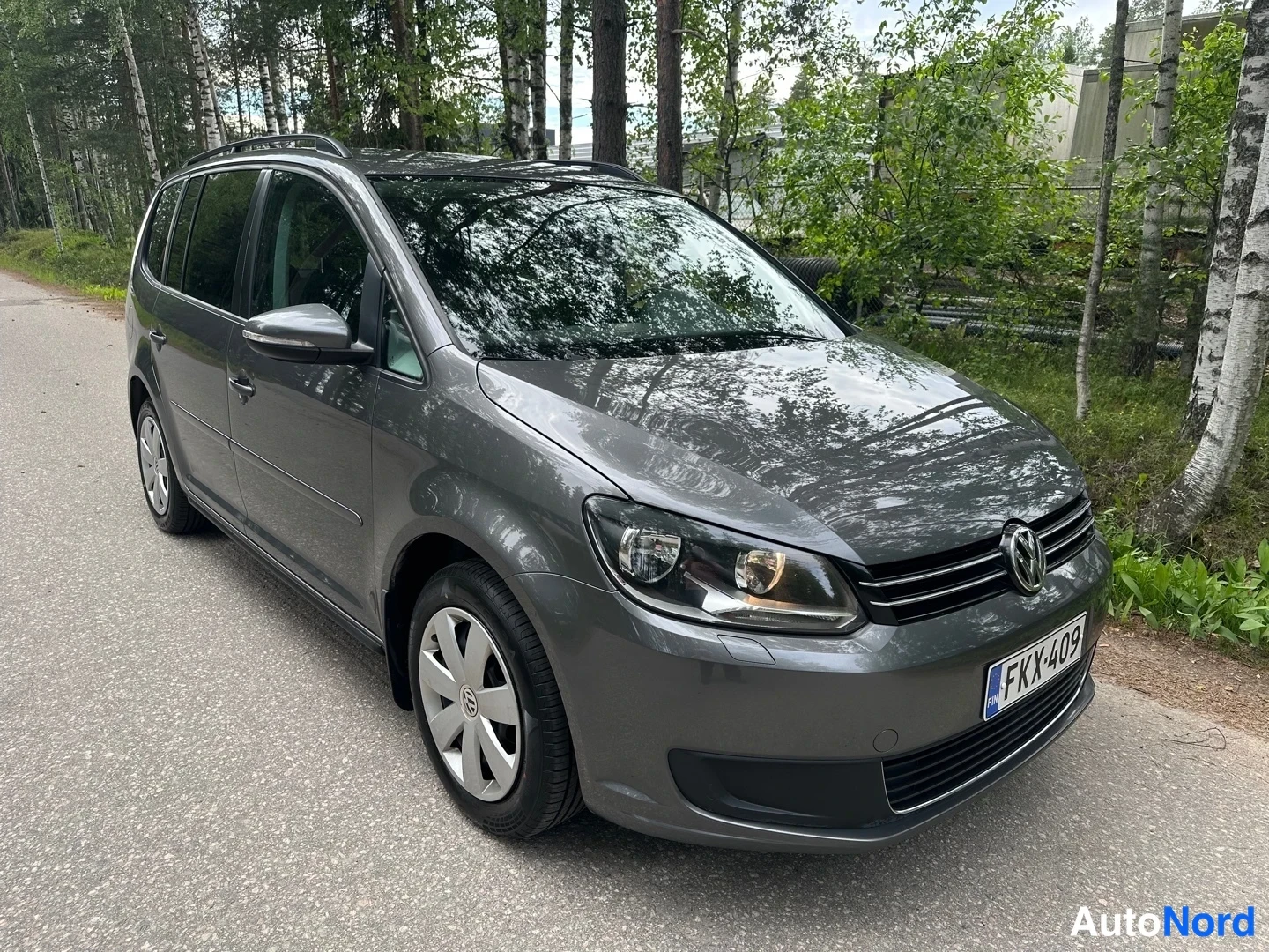 Grey Volkswagen Touran 2013, front three-quarter, nose to the right, photo 4