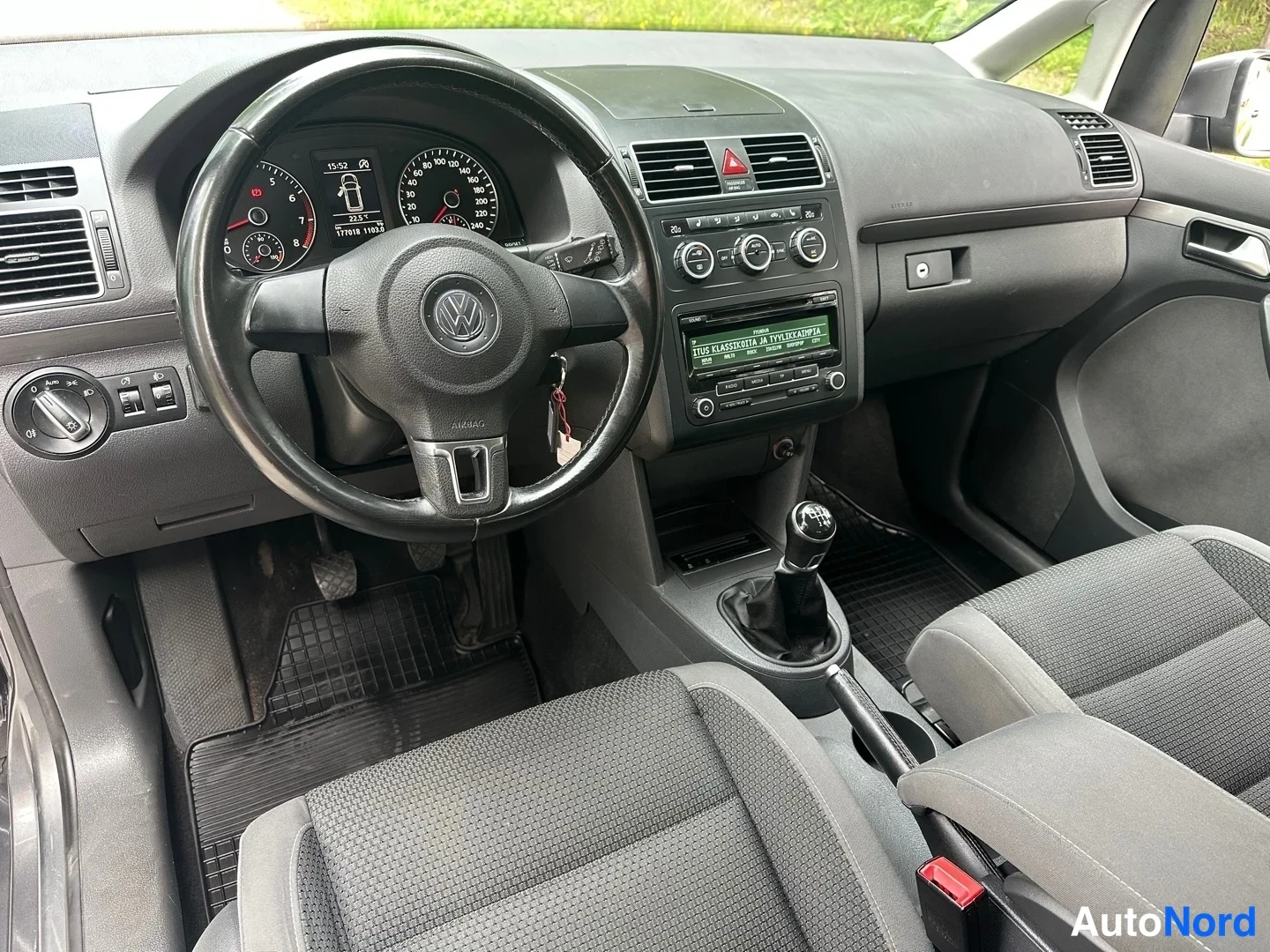 Grey Volkswagen Touran 2013, photo 16