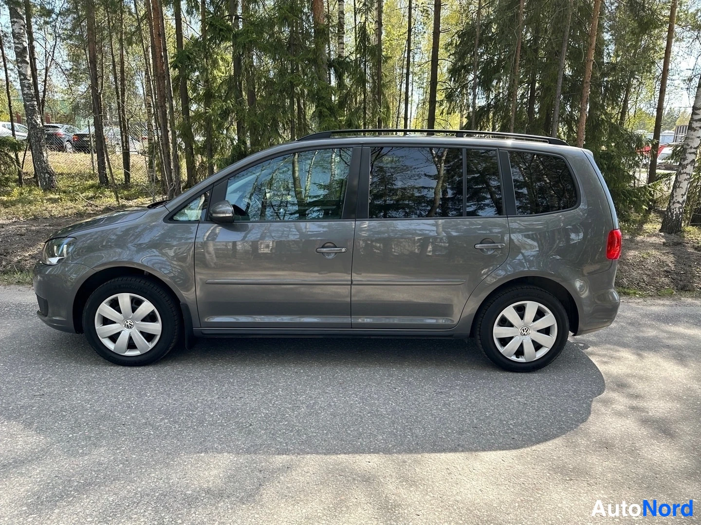 Grey Volkswagen Touran 2013, front three-quarter, nose to the left, photo 2