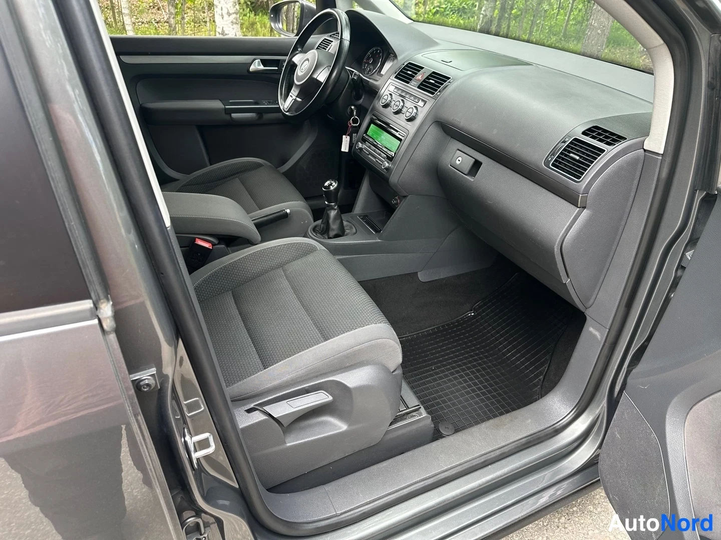 Grey Volkswagen Touran 2013, photo 13
