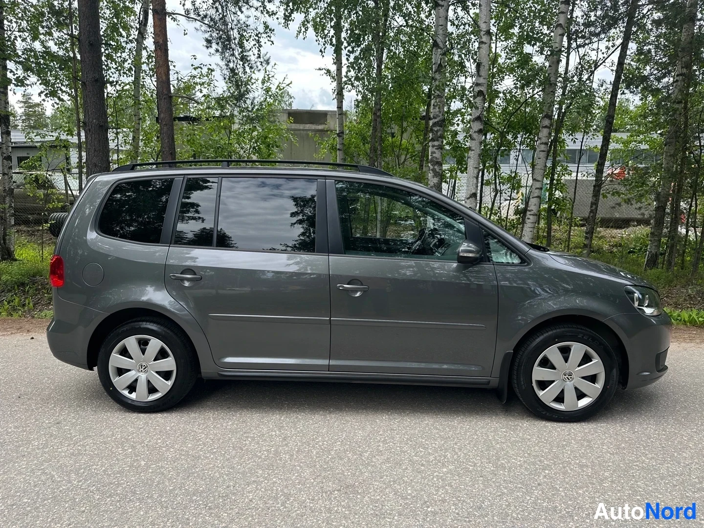 Grey Volkswagen Touran 2013, front three-quarter, nose to the right, photo 3