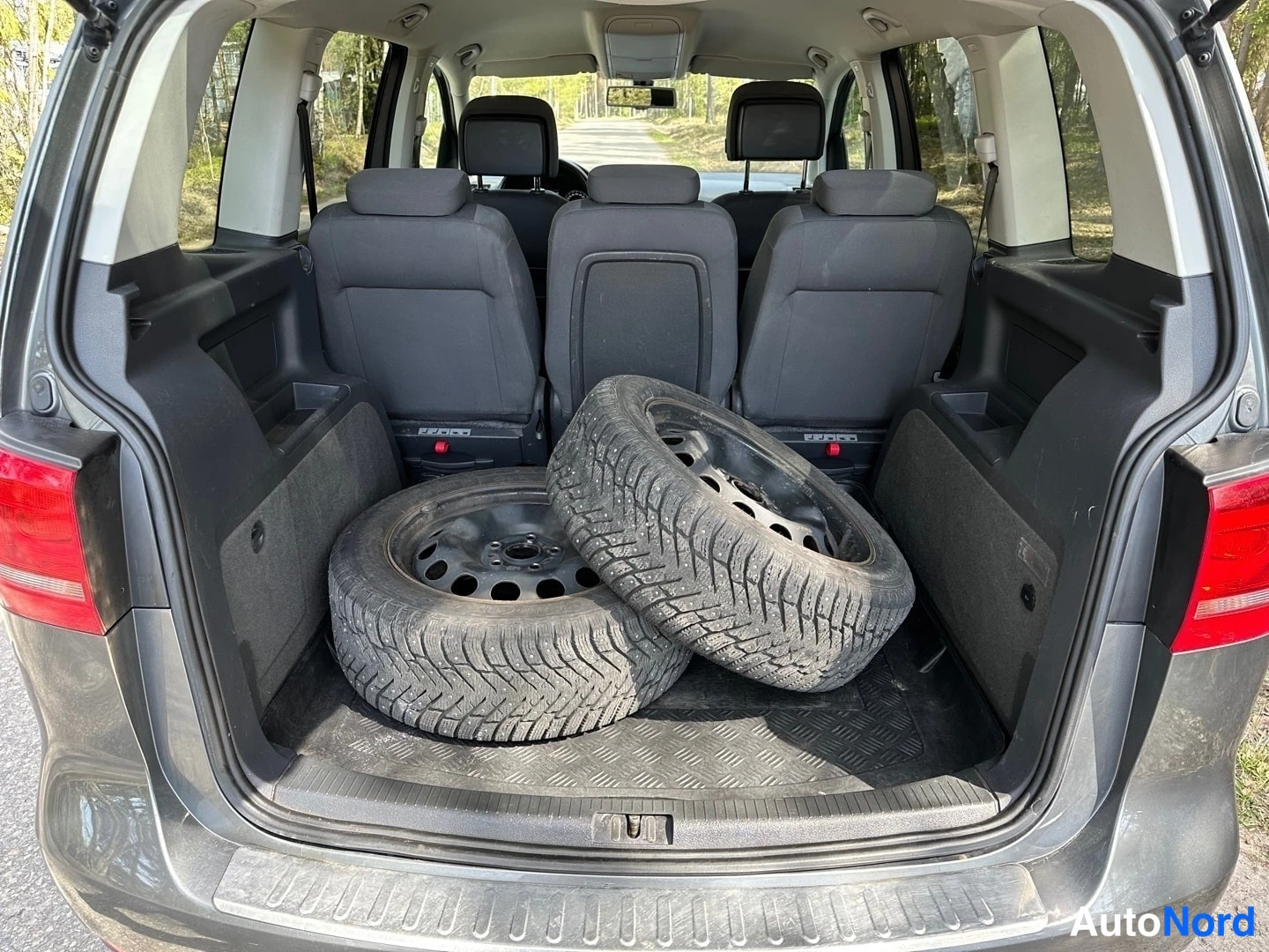 Grey Volkswagen Touran 2013, rear, photo 10