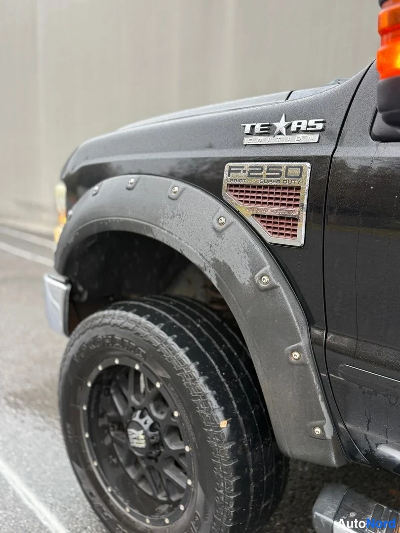 Sivulta: F-250-takapaneeli ja Texas Edition -merkki kirkkaan vihreän auton kyljessä.