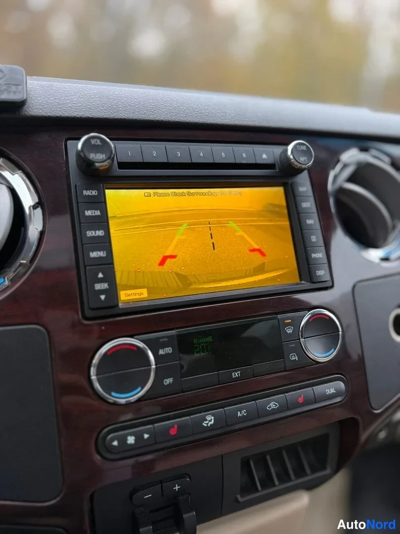 Sivulta: Infotainment-järjestelmä näyttää parkkikameran kuvan ja temperature.