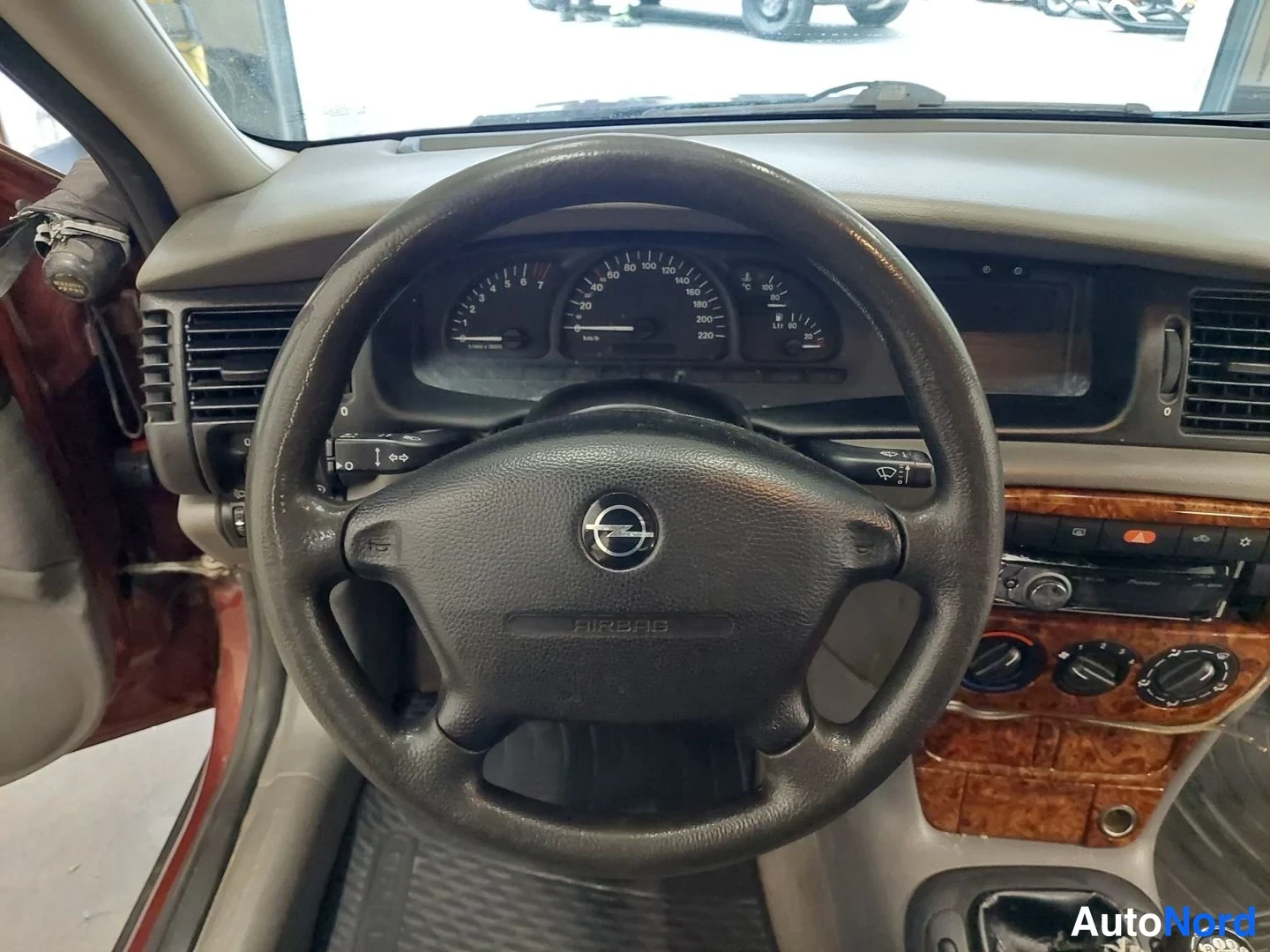 Punainen Opel Vectra 2001, etuviisto, keula vasemmalle, kuva 4