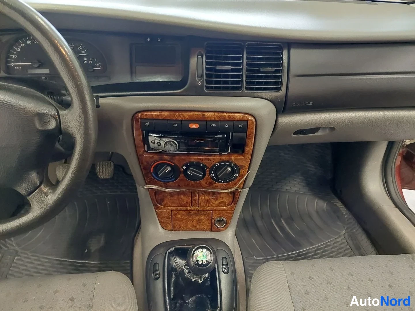 Punainen Opel Vectra 2001, etuviisto, keula vasemmalle, kuva 5