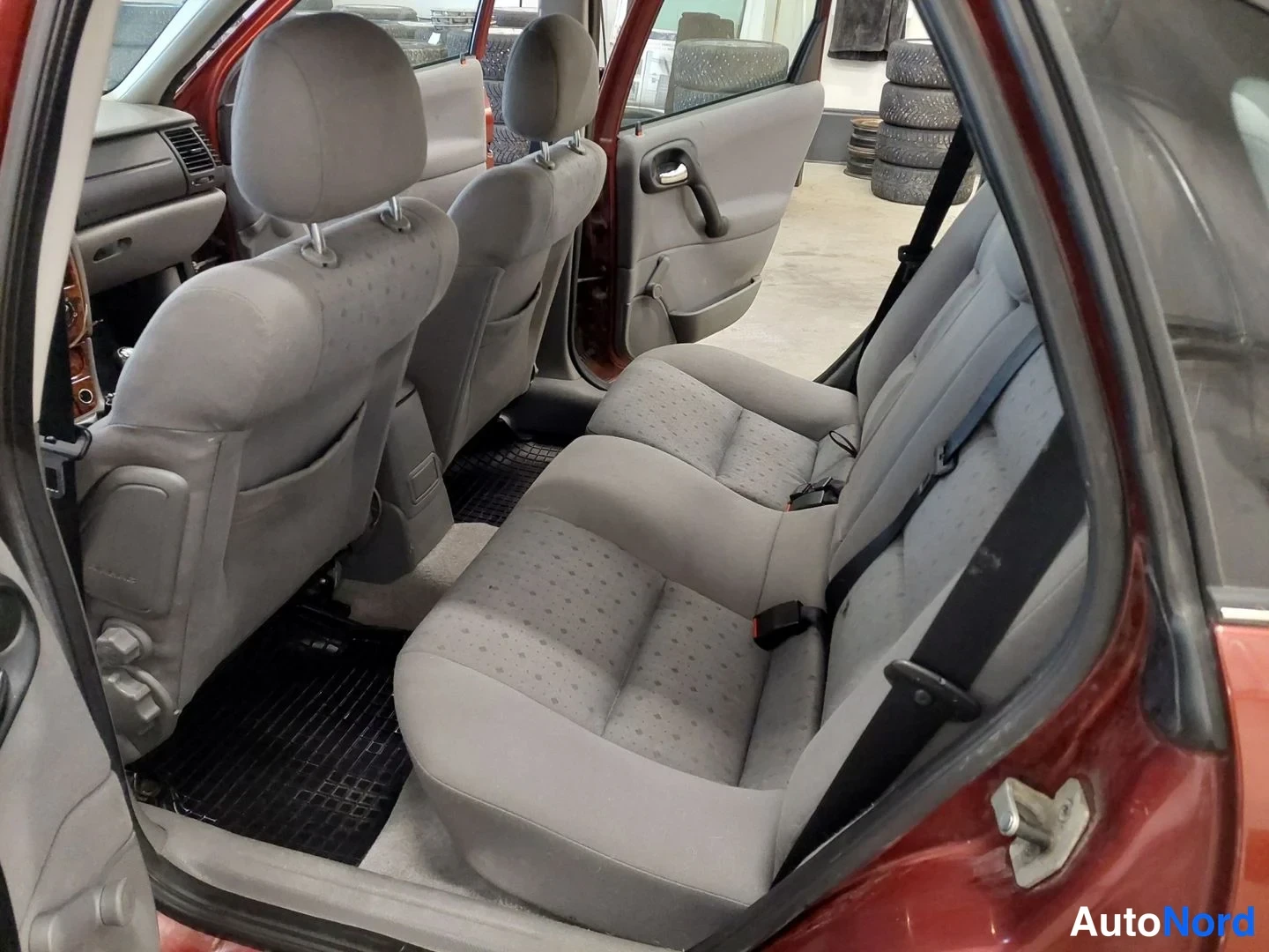 Punainen Opel Vectra 2001, kuva 16