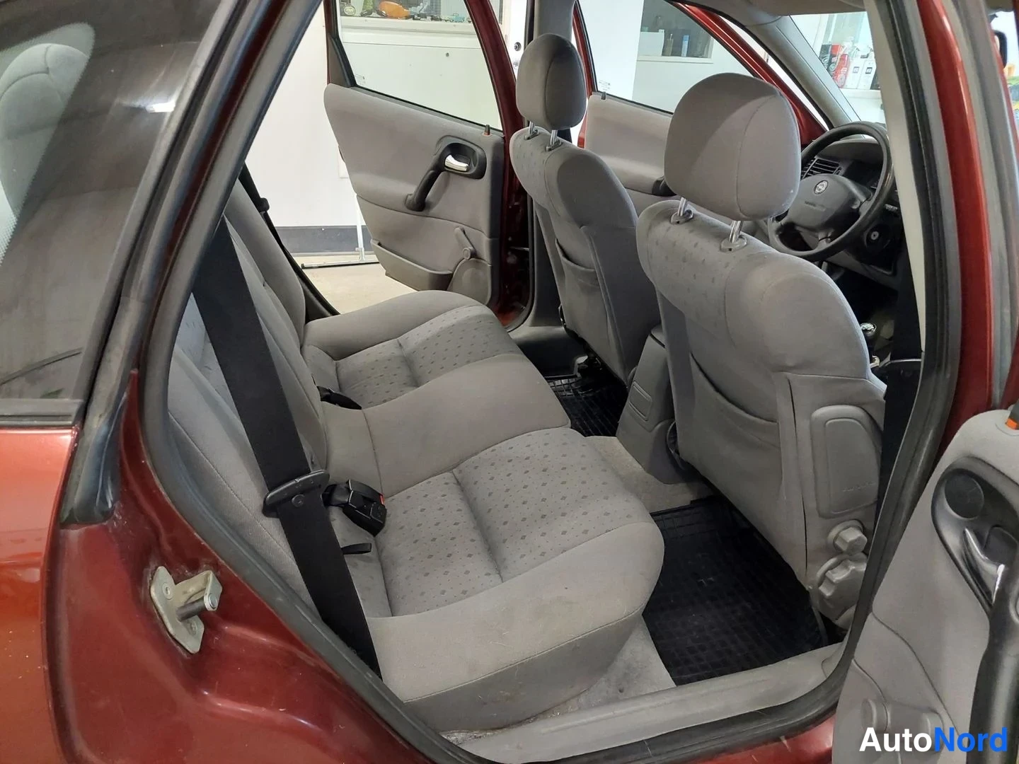 Punainen Opel Vectra 2001, edestä, kuva 9
