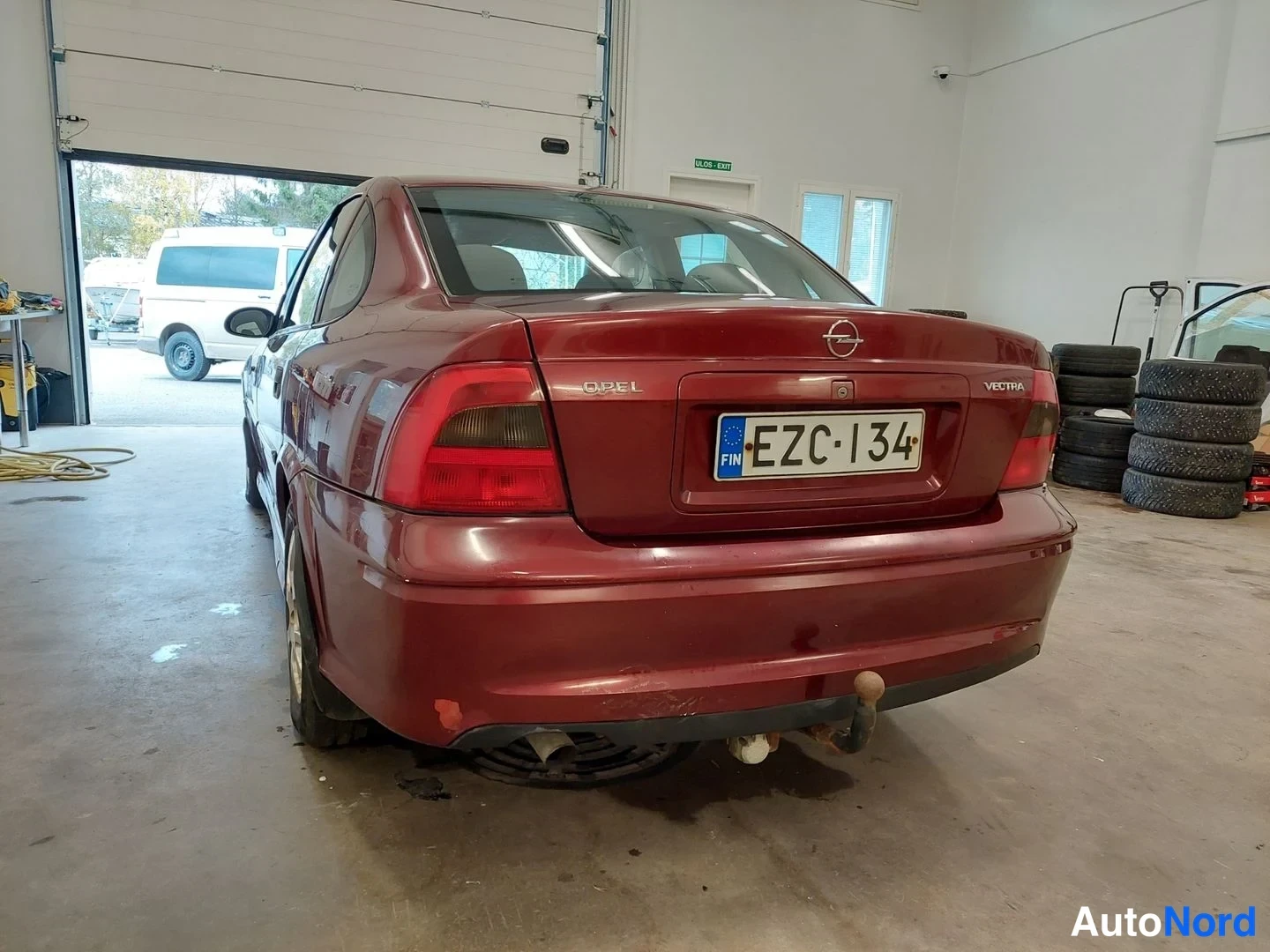 Punainen Opel Vectra 2001, takaa, kuva 12