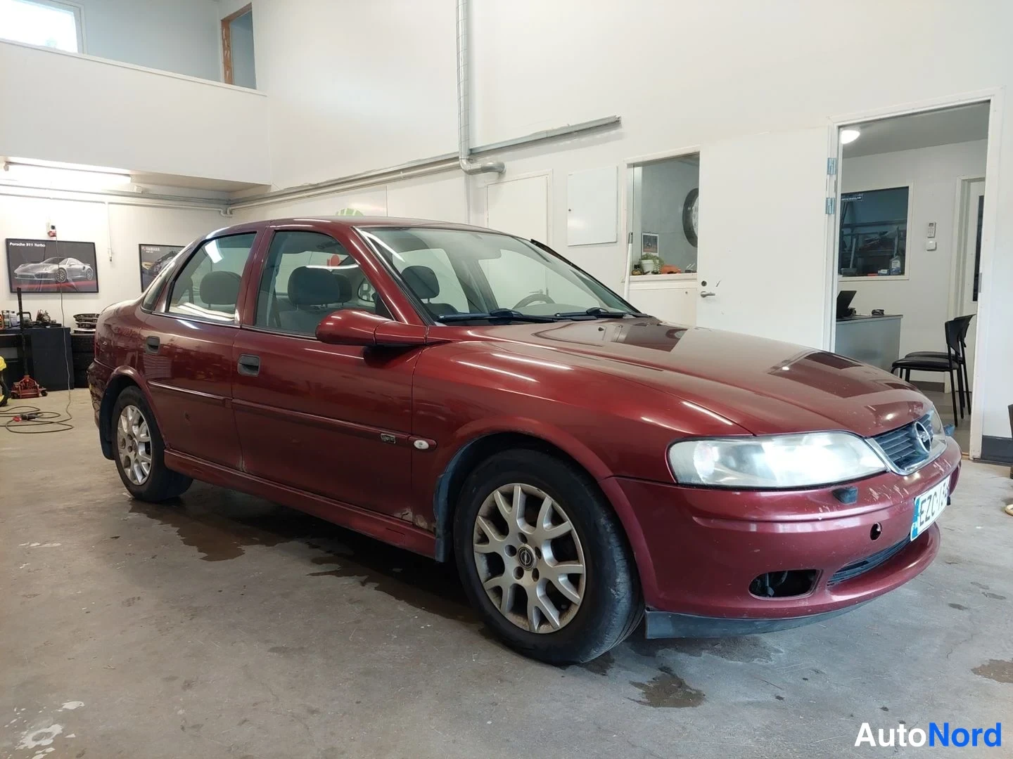 Punainen Opel Vectra 2001, etuviisto, keula oikealle, kuva 6