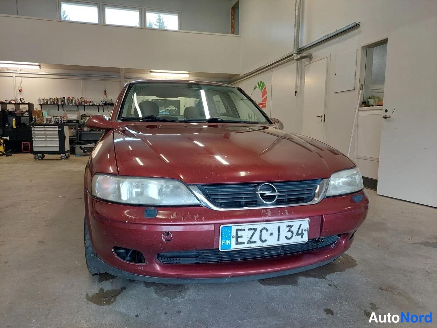 Punainen Opel Vectra 2001, edestä, kuva 8