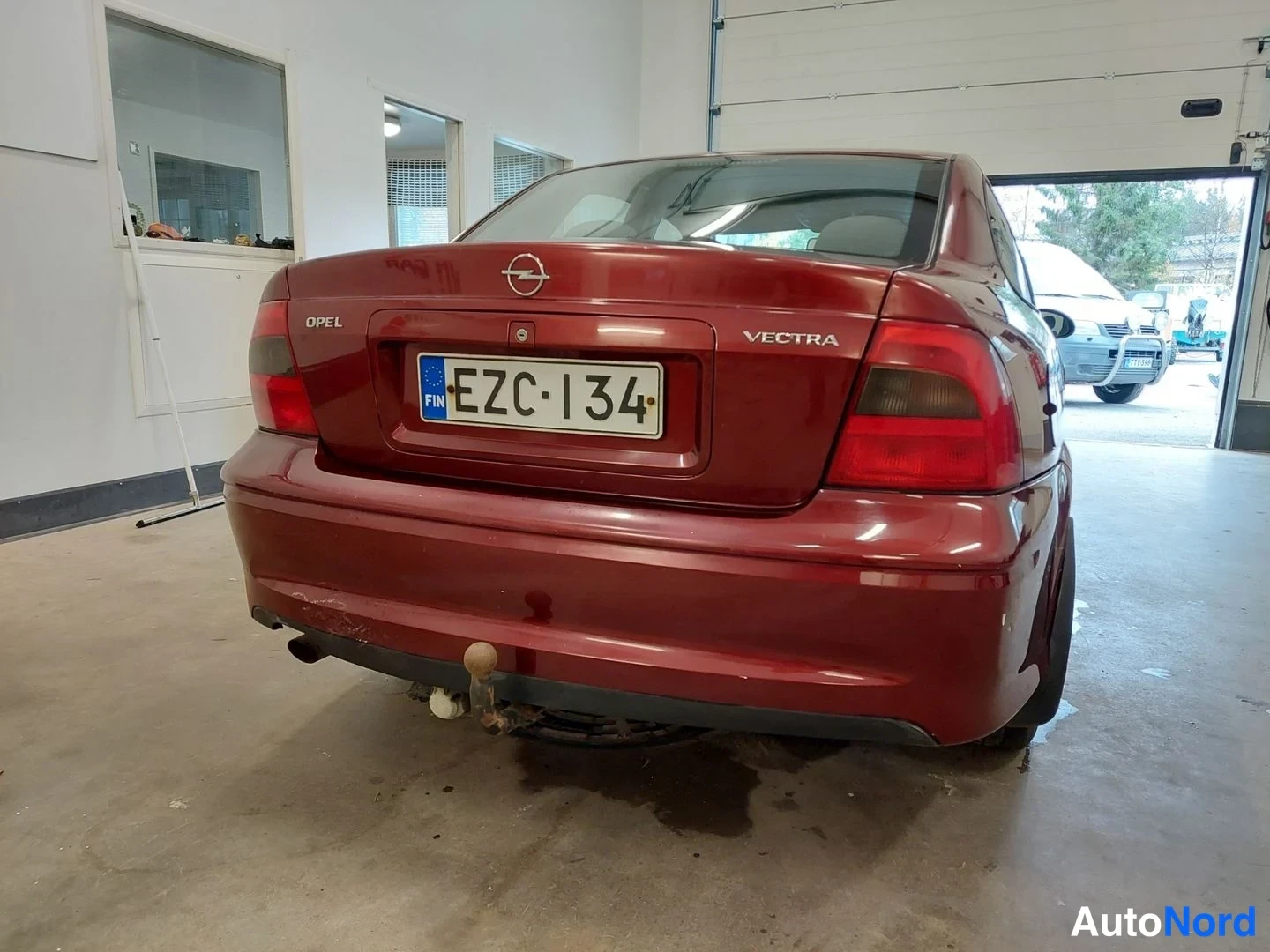 Punainen Opel Vectra 2001, takaa, kuva 13