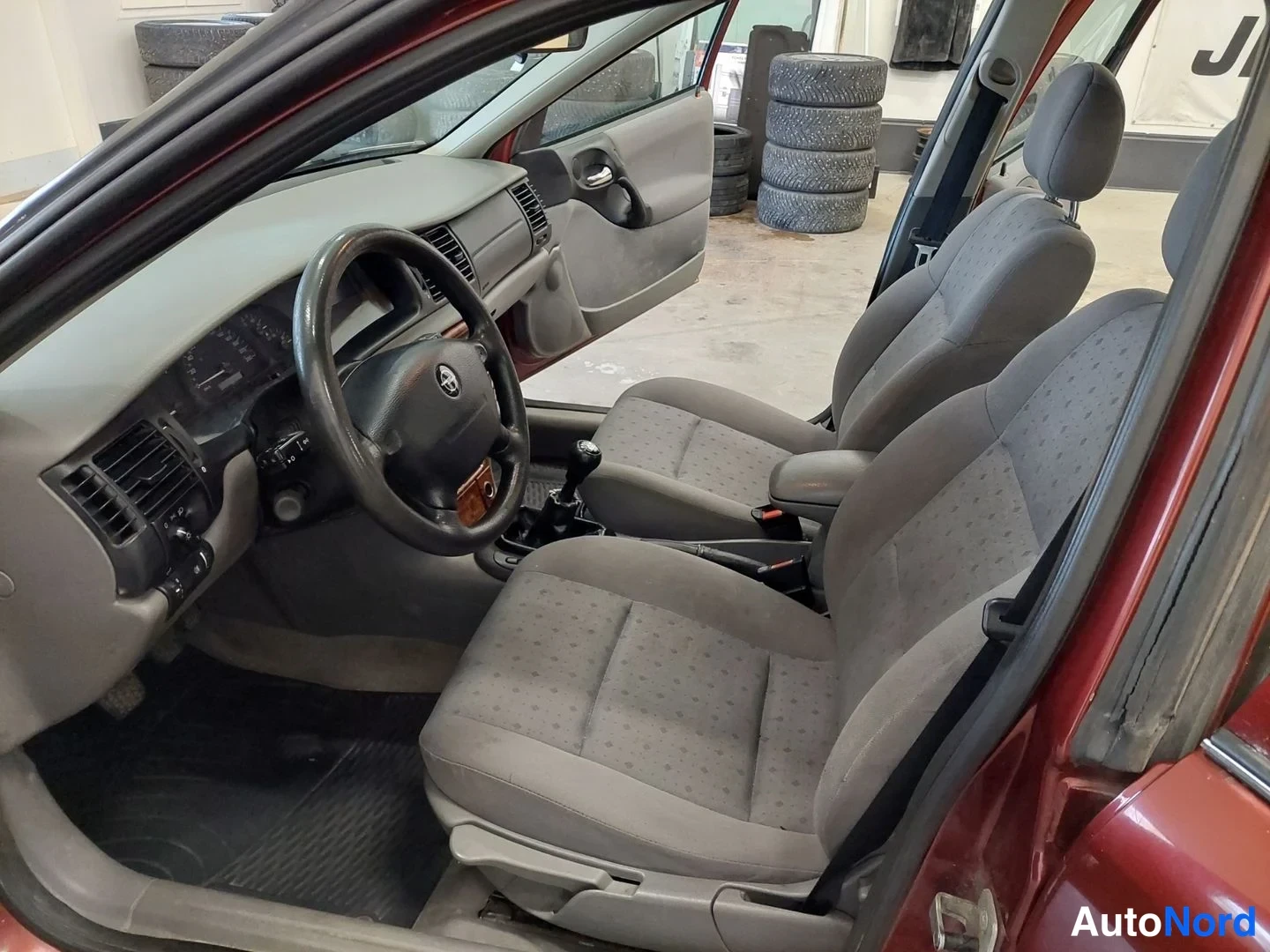 Punainen Opel Vectra 2001, etuviisto, keula vasemmalle, kuva 2