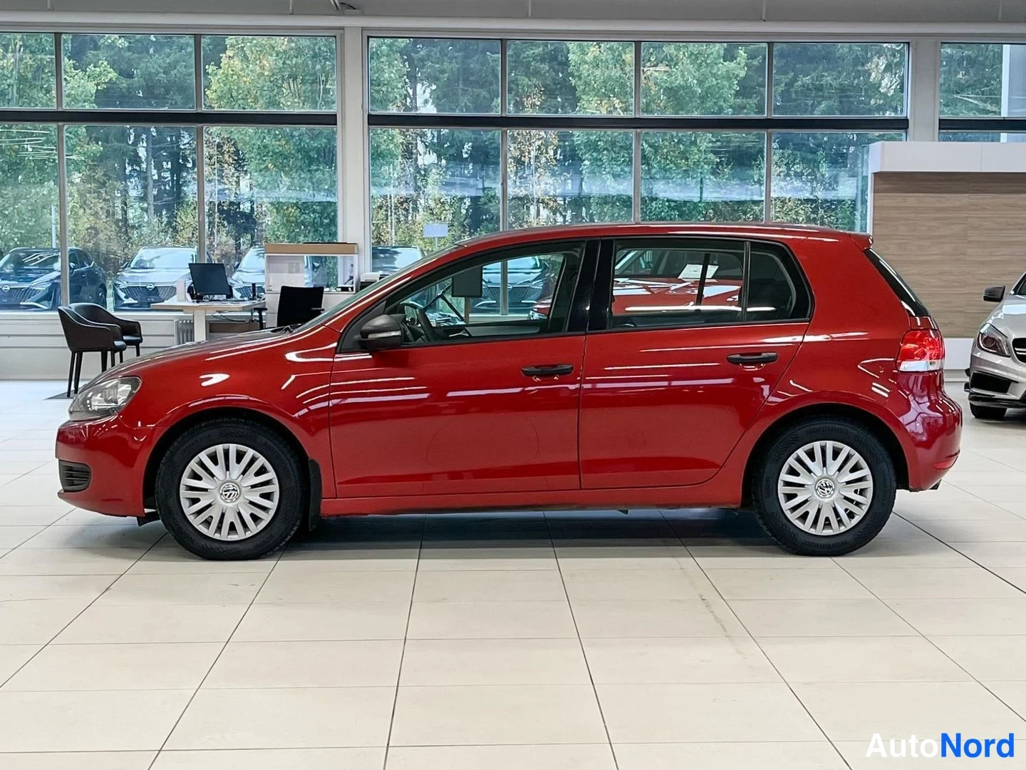 Red Volkswagen Golf Trendline 2009, side, photo 5