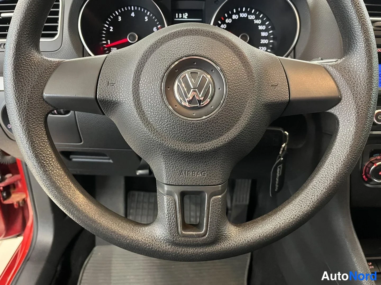 Red Volkswagen Golf Trendline 2009, photo 16