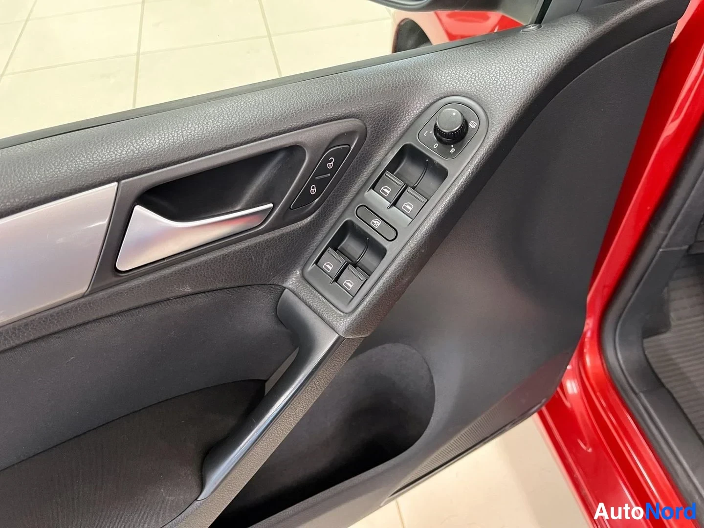 Red Volkswagen Golf Trendline 2009, detail, photo 9