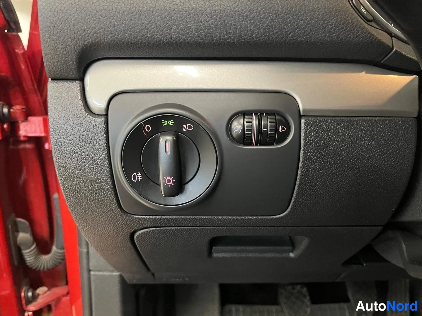Red Volkswagen Golf Trendline 2009, detail, photo 10