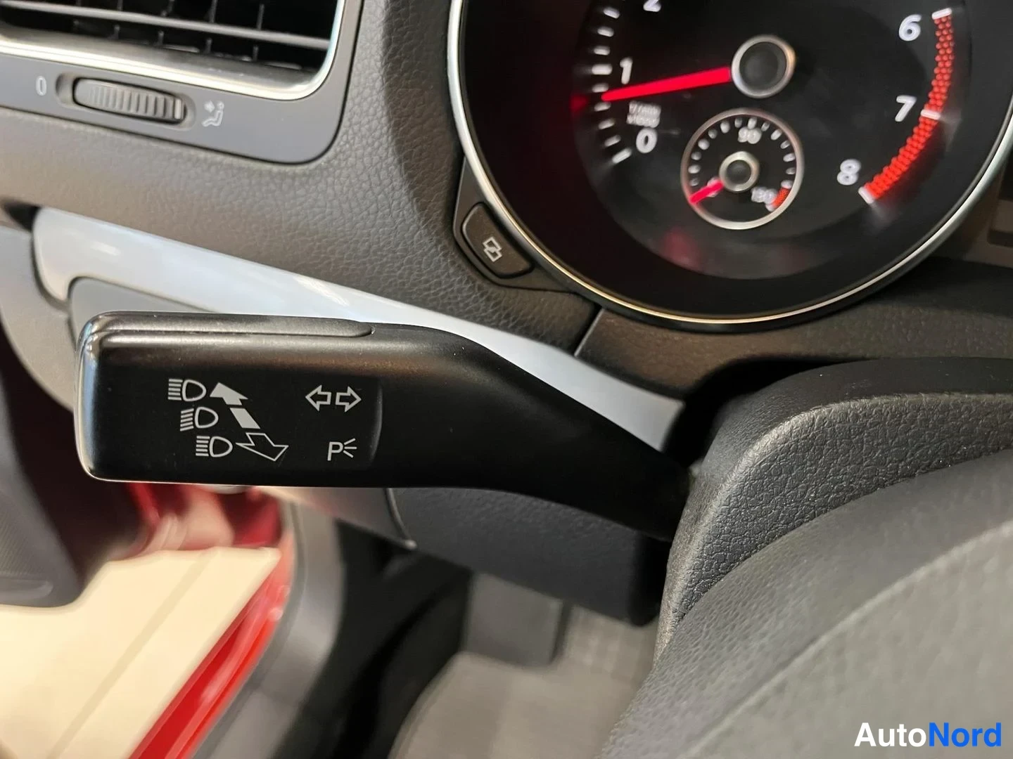Red Volkswagen Golf Trendline 2009, detail, photo 11