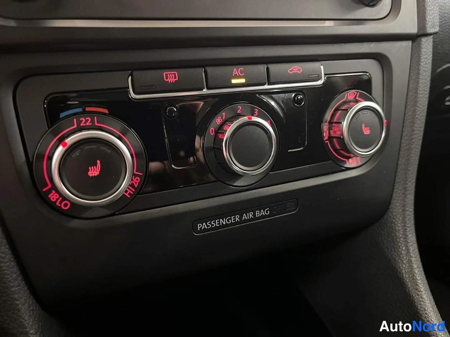Red Volkswagen Golf Trendline 2009, photo 19