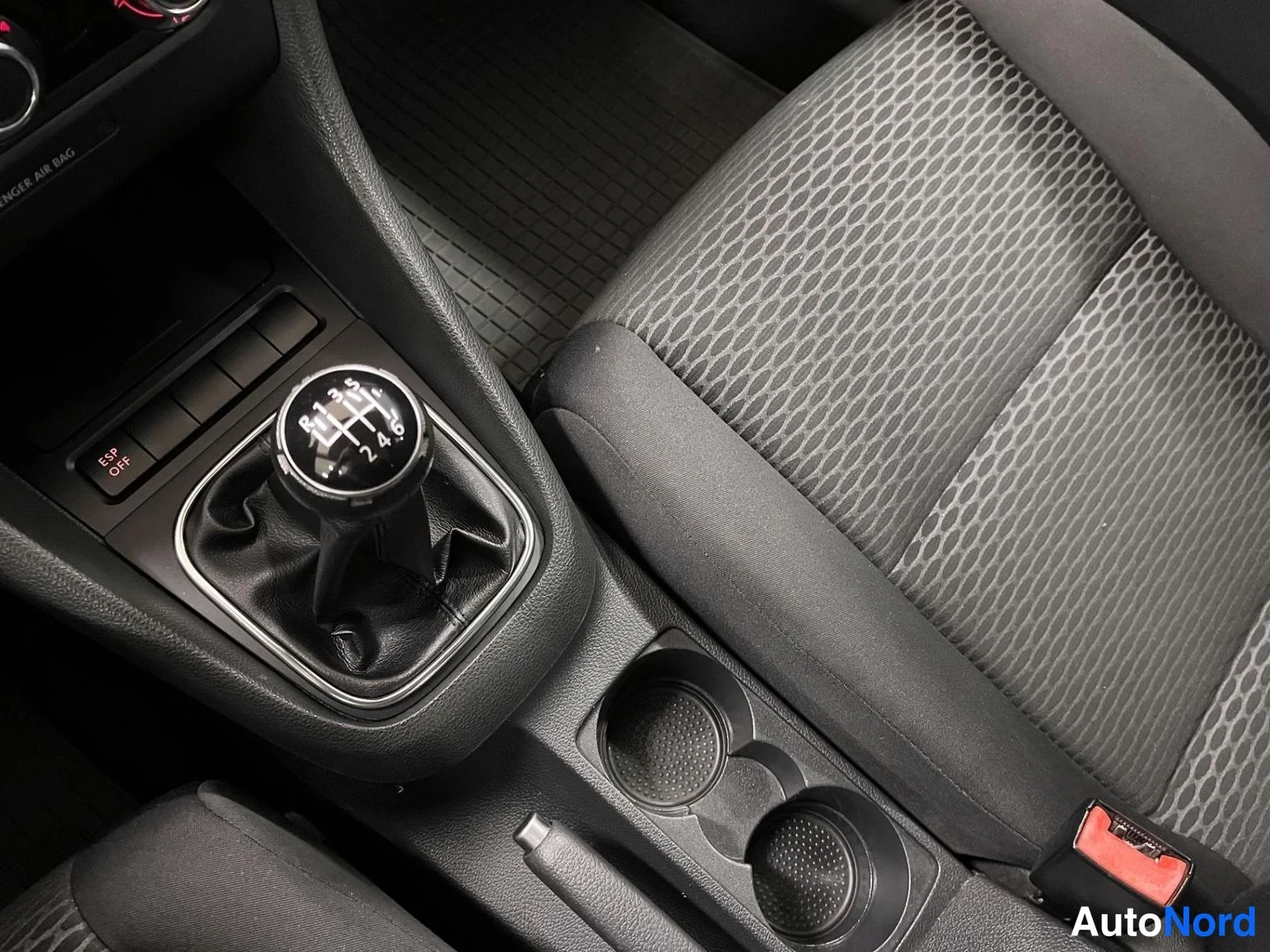 Red Volkswagen Golf Trendline 2009, photo 20
