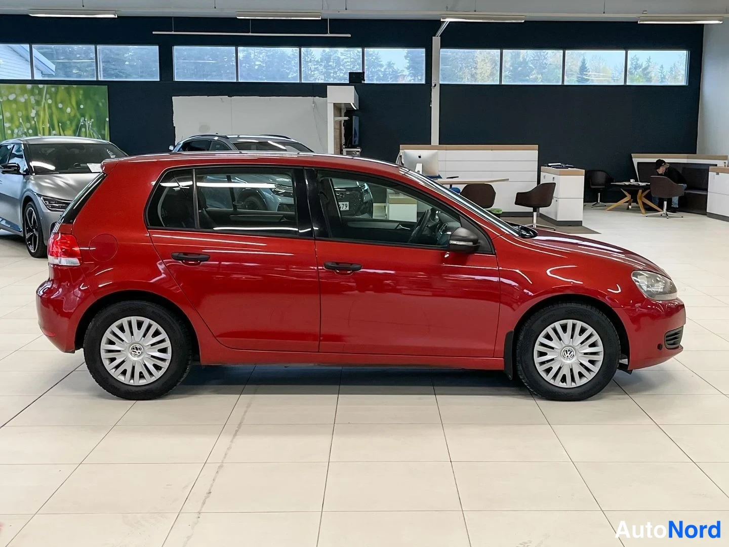 Red Volkswagen Golf Trendline 2009, front three-quarter, nose to the right, photo 2