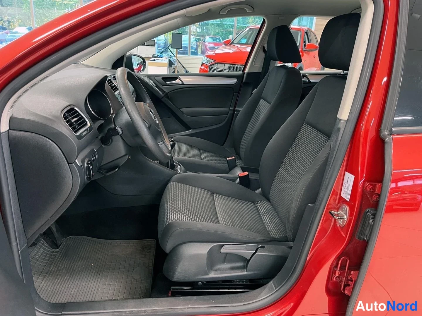 Red Volkswagen Golf Trendline 2009, front three-quarter, nose to the right, photo 3