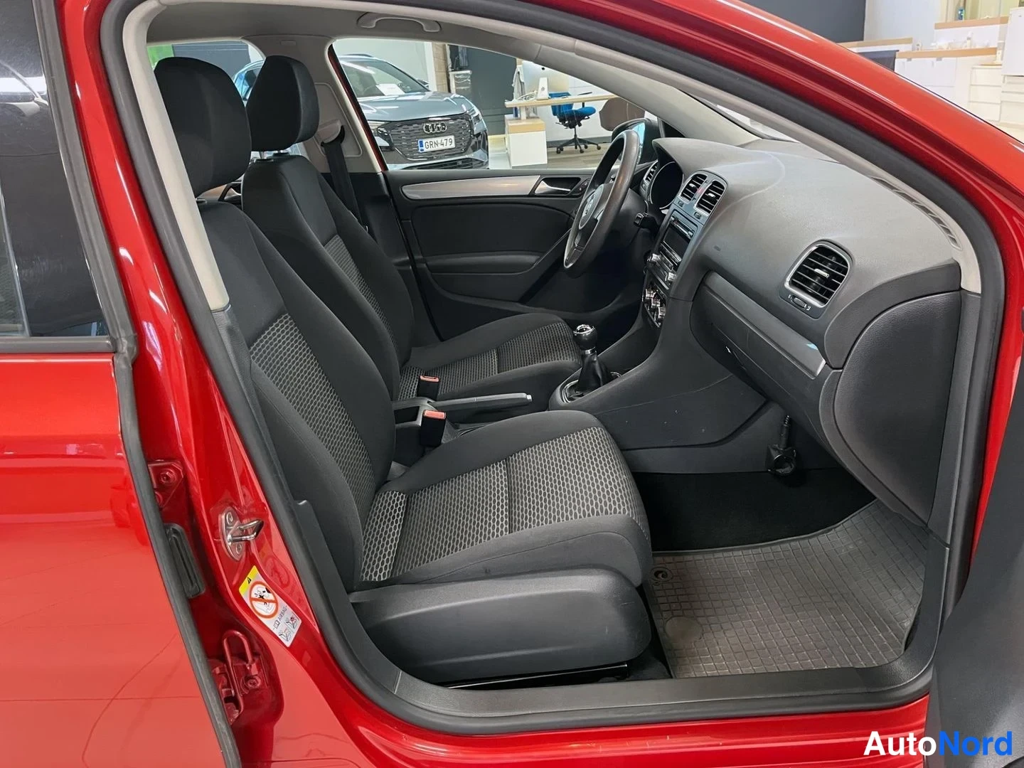 Red Volkswagen Golf Trendline 2009, photo 13