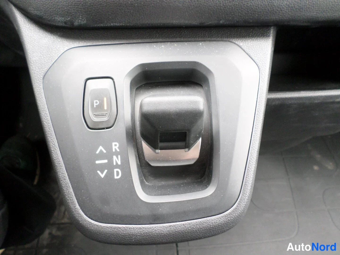 Valkoinen Nissan Primastar 2025, yksityiskohta, kuva 10