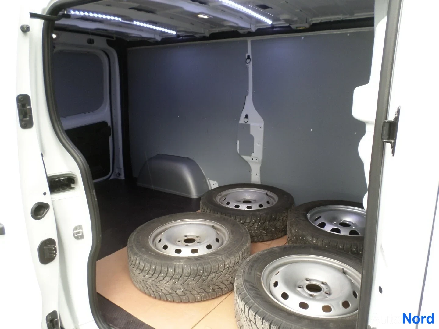 Valkoinen Nissan Primastar 2025, tavaratila, kuva 9