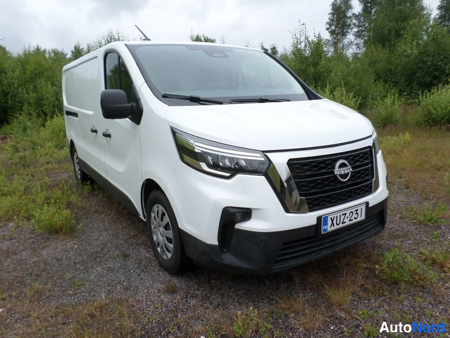 Valkoinen Nissan Primastar 2025, etuviisto, keula oikealle, kuva 2