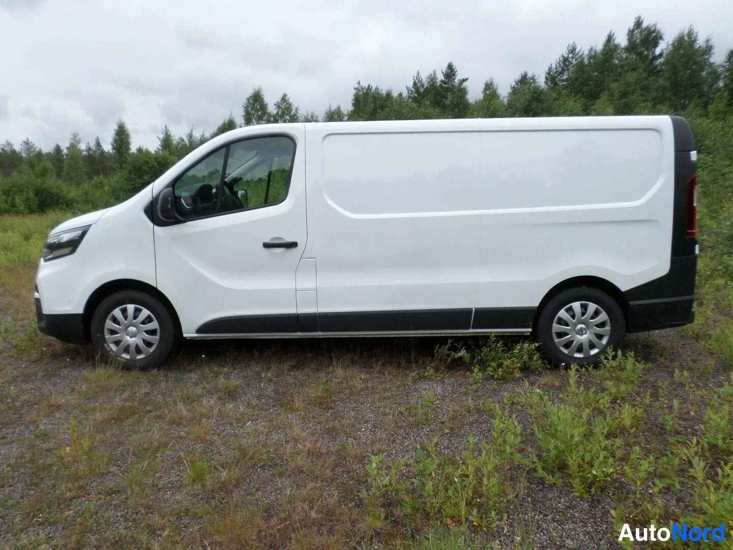 Valkoinen Nissan Primastar 2025, sivulta, kuva 4