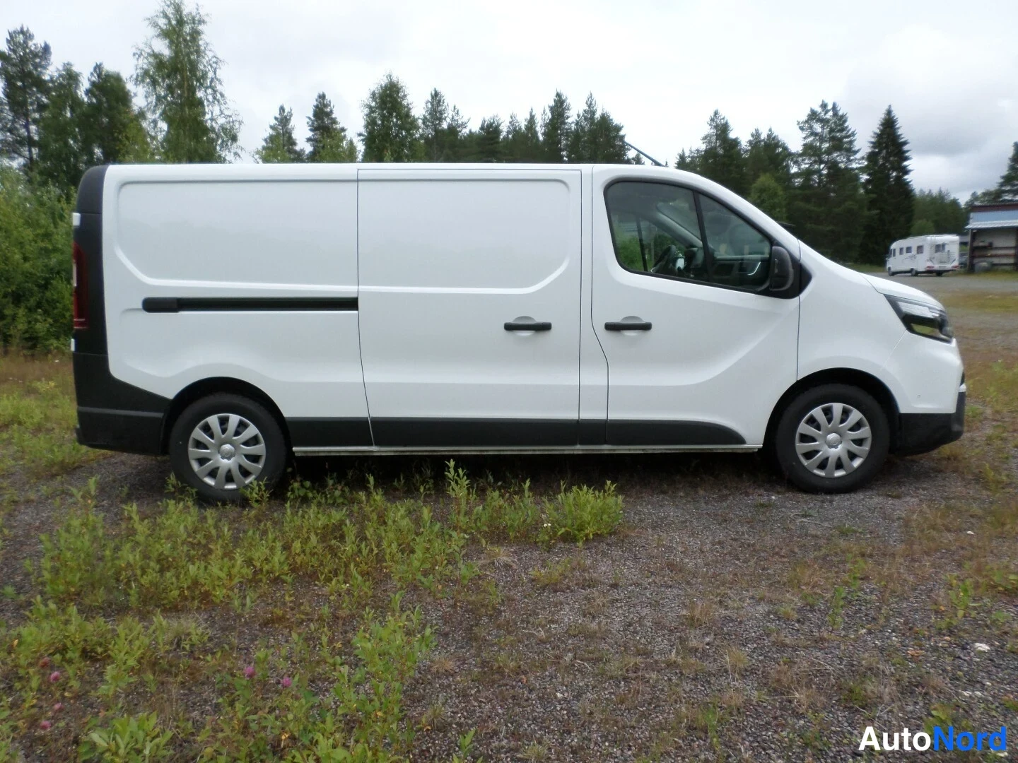Valkoinen Nissan Primastar 2025, sivulta, kuva 5