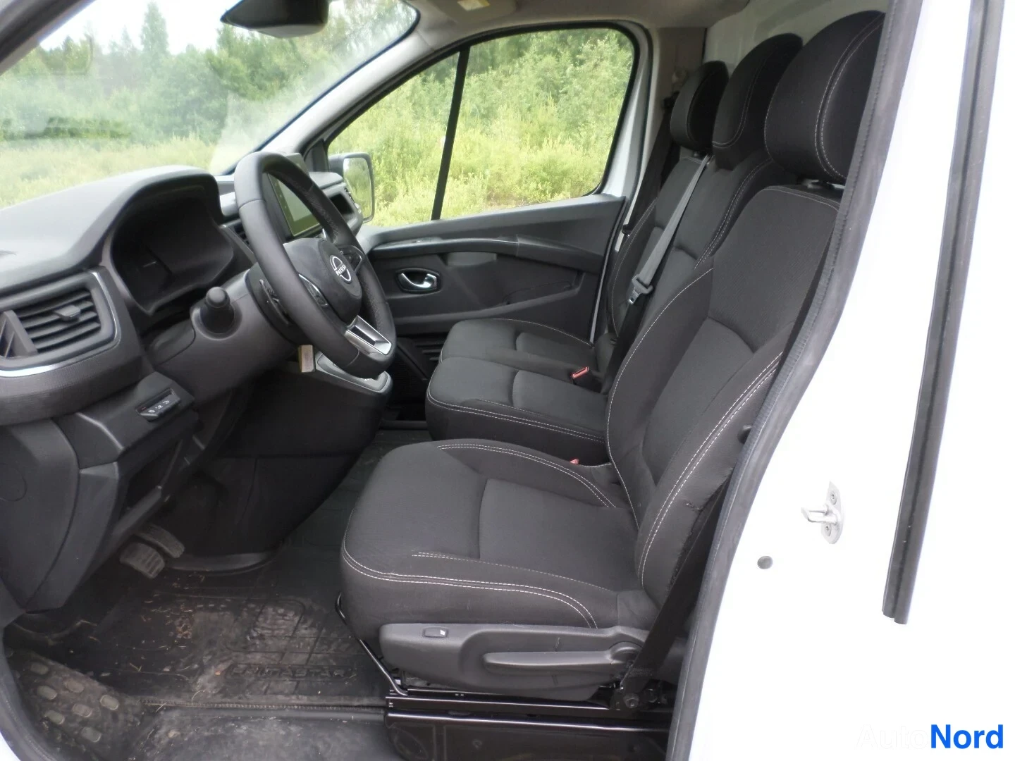 Valkoinen Nissan Primastar 2025, kuva 13